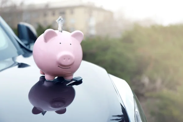 Piggy caja de dinero con dinero en efectivo y llave —  Fotos de Stock