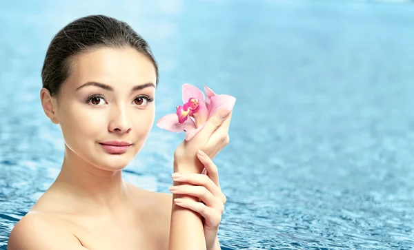 Hermosa mujer sobre fondo natural — Foto de Stock