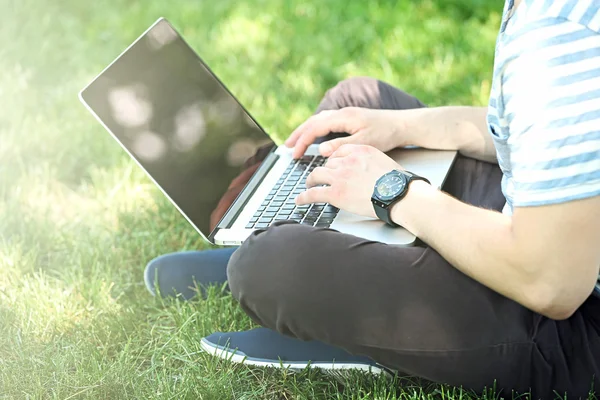 Jeune homme avec ordinateur portable — Photo