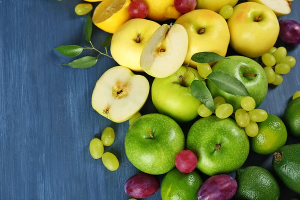 Färgglada mogna frukter — Stockfoto