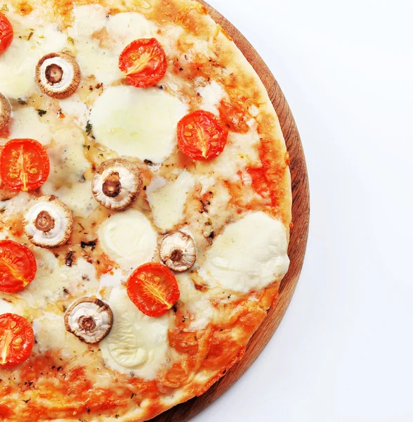 Pizza saborosa decorada com cogumelos — Fotografia de Stock