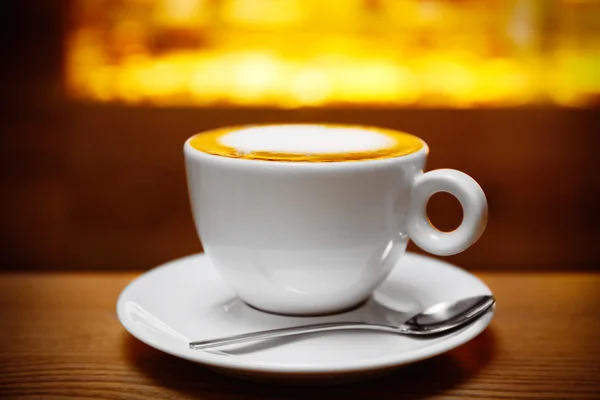 Egy csésze kávé az asztalon — Stock Fotó