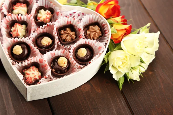 Caja en forma de corazón con caramelos — Foto de Stock