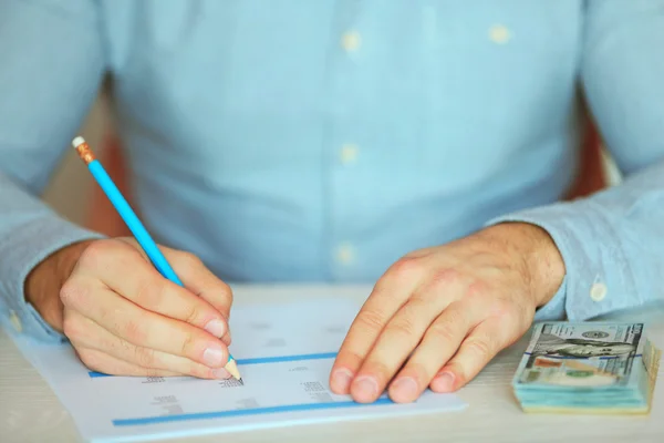 Mann arbeitet an Finanzbericht — Stockfoto