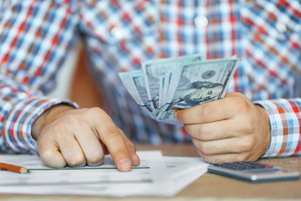 Homem que trabalha no relatório financeiro — Fotografia de Stock