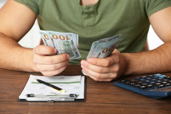 Hombre que trabaja en el informe financiero — Foto de Stock