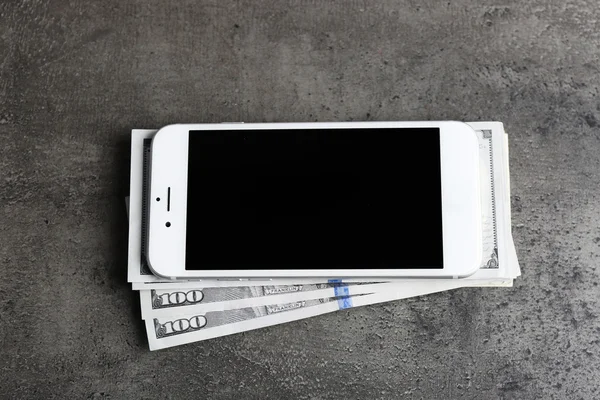 Telefone celular e dinheiro — Fotografia de Stock