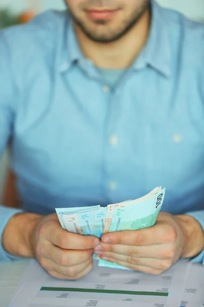 Mann arbeitet im Büro an Finanzbericht — Stockfoto