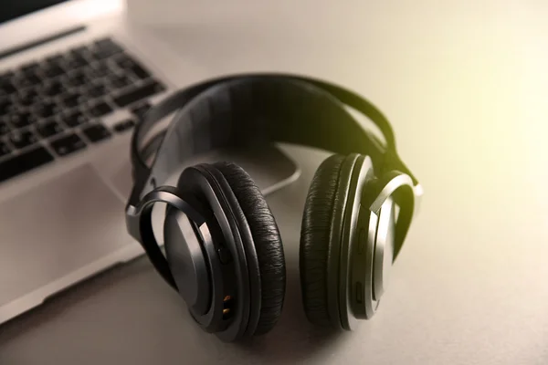 Headphone dan laptop di atas meja — Stok Foto