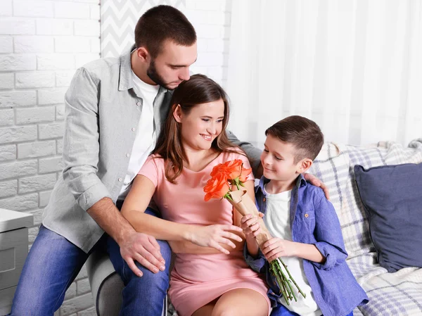 Familjen sitter i soffan hemma — Stockfoto