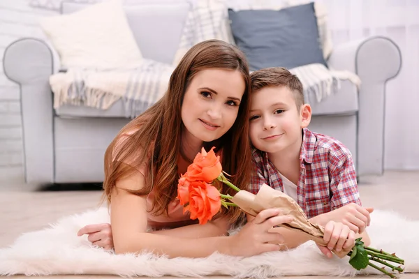 Filho dando rosas para a mãe — Fotografia de Stock