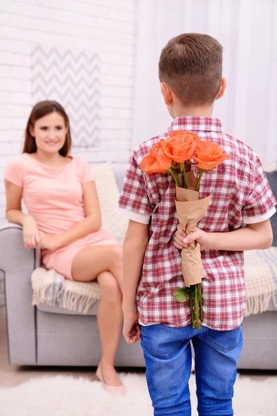 Hijo escondiendo rosas para la madre — Foto de Stock