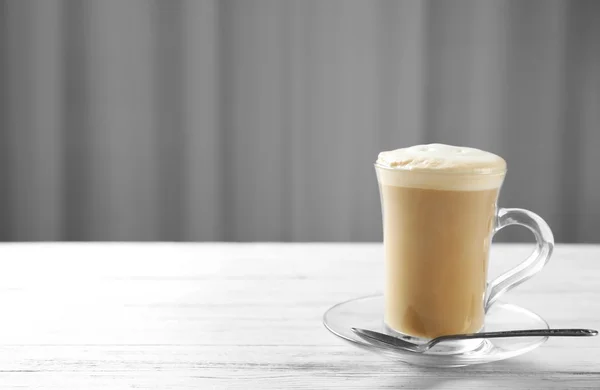 Молочна кава в скляній чашці — стокове фото