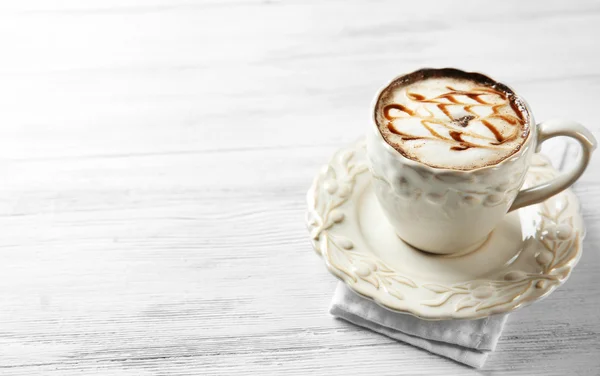 Tasse de cappuccino au sirop de chocolat — Photo