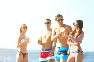 Mutlu arkadaş sahilde bira içmek