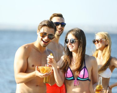 Mutlu arkadaş sahilde bira içmek