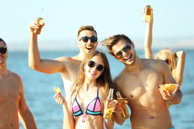 Mutlu arkadaş sahilde bira içmek