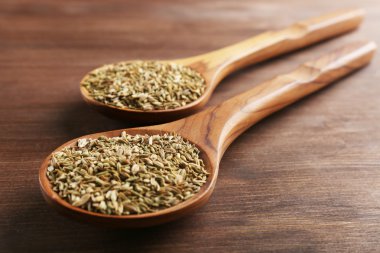 İki tahta kaşığı kimyon ile