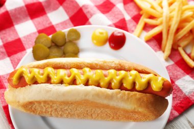 Sosis kızarmış patates ve salatalık ile