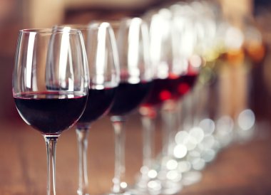 Birçok farklı şarap bardak