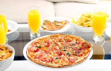 Evde pizza ve içecekler ile tablo