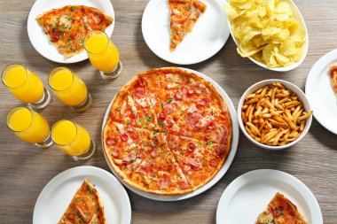 Evde pizza ve içecekler ile tablo