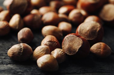 Dağınık fındık ve meşe palamutları