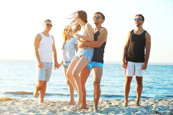 Ευτυχείς φίλοι διασκεδάζουν στην παραλία — Φωτογραφία Αρχείου