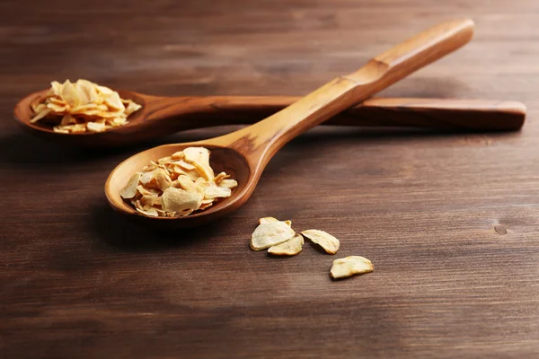 Zwei Holzlöffel mit Mandelflocken — Stockfoto