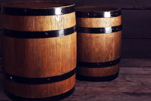 二人は古い木製のワイン樽 — ストック写真