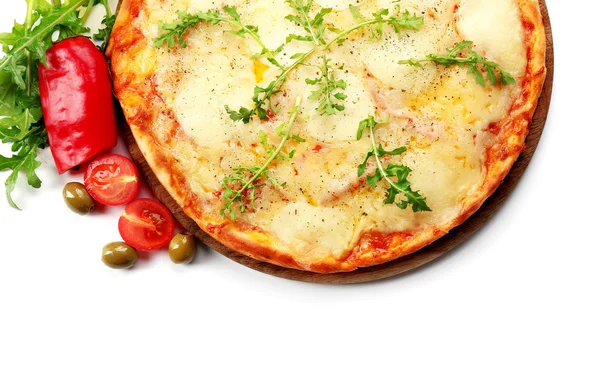 Pizza full av ost på träplatta med grönsaker — Stockfoto