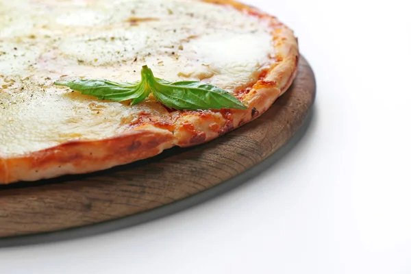 Pizza cheia de queijo em tábua de madeira — Fotografia de Stock