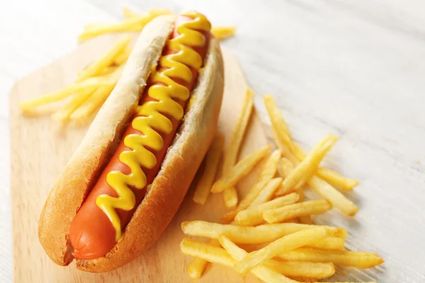 Perro caliente con papas fritas — Foto de Stock