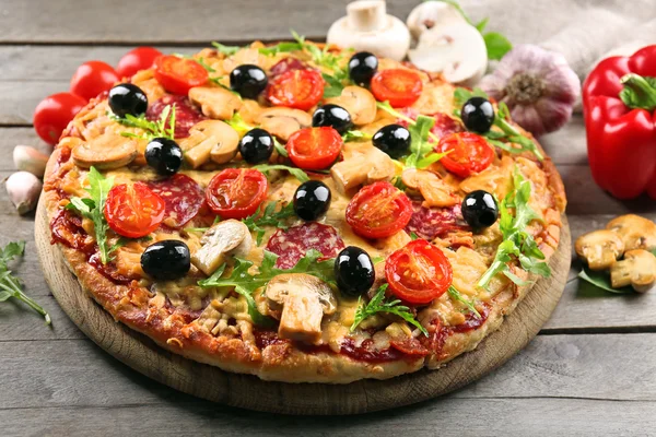 Heerlijke smakelijke pizza met ingrediënten — Stockfoto