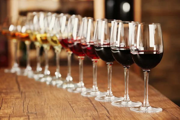 Many glasses of different wine — Stock Photo, Image