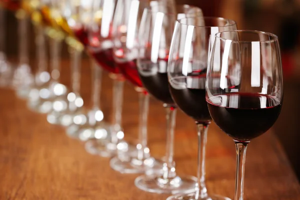 Beaucoup de verres de vin différent — Photo