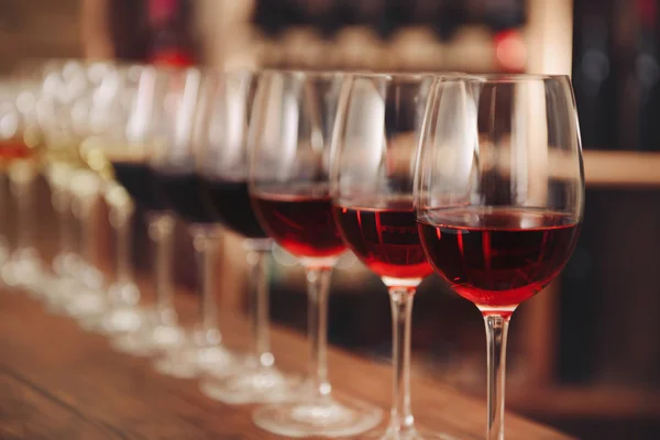 Many glasses of different wine — Stock Photo, Image