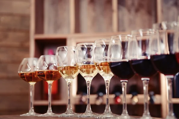 Molti bicchieri di vino diverso — Foto Stock