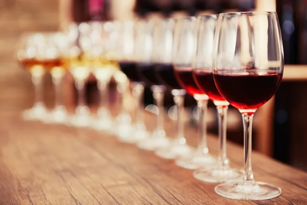 Many glasses of different wine — Stock Photo, Image