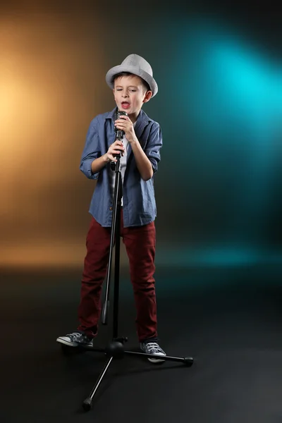 Маленький хлопчик співає з мікрофоном — стокове фото