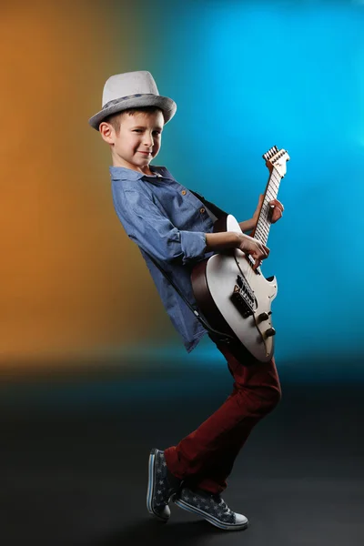 Niño tocando guitarra — Foto de Stock