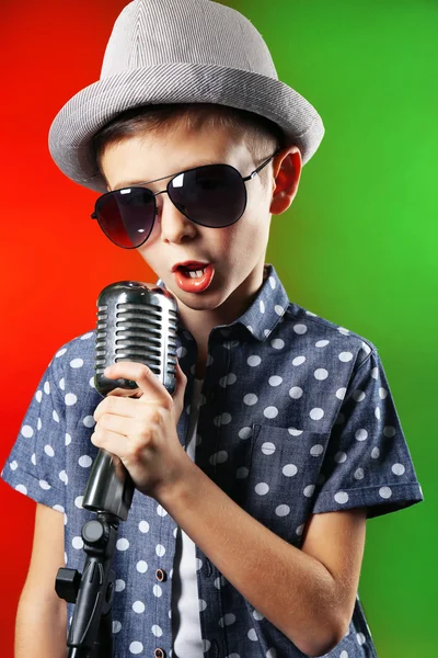 Kleine jongen zingen met microfoon — Stockfoto
