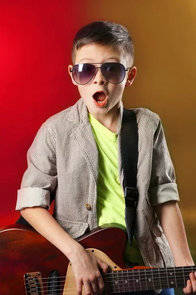 Ragazzo suonare la chitarra — Foto Stock