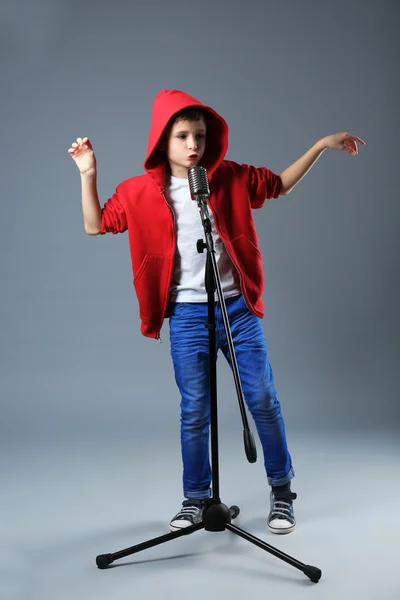 Niño cantando con micrófono — Foto de Stock