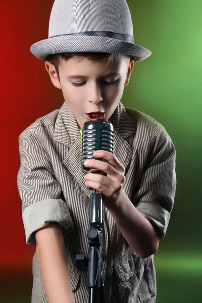Menino cantando com microfone — Zdjęcie stockowe