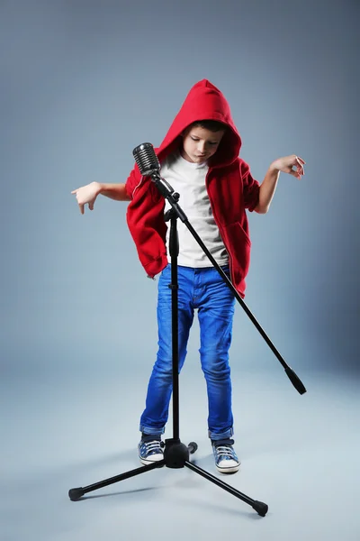Kleiner Junge singt mit Mikrofon — Stockfoto