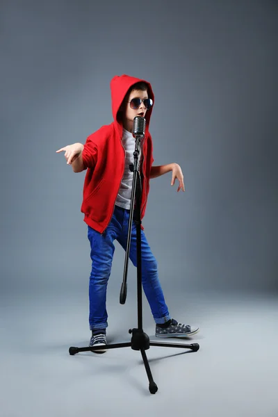 Niño cantando con micrófono — Foto de Stock