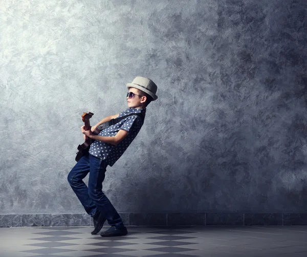 Niño tocando guitarra —  Fotos de Stock