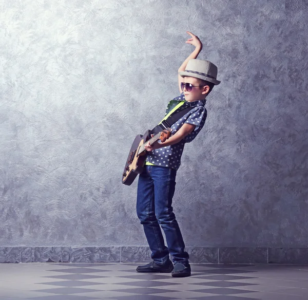 Niño tocando guitarra — Foto de Stock