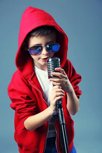 Kleiner Junge singt mit Mikrofon — Stockfoto